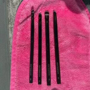 Hourglass eye brush set